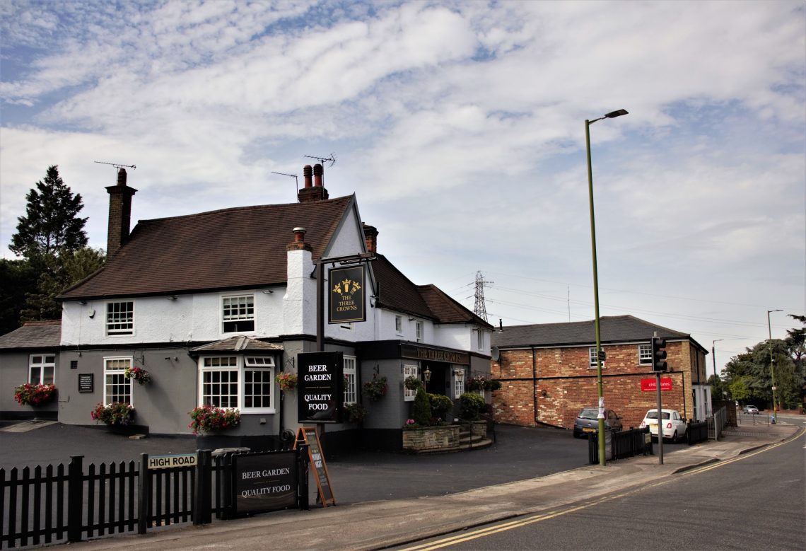 The Three Crowns – Traditional Pub Located in Bushey Heath, UK